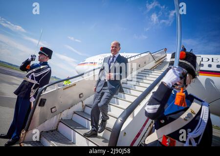 Amsterdam, Niederlande. 19.. Mai 2022. Bundeskanzler Olaf Scholz geht die Gangway am Flughafen Amsterdam Schiphol entlang. In Den Haag trifft die Kanzlerin den niederländischen Premierminister. Quelle: Kay Nietfeld/dpa/Alamy Live News Stockfoto