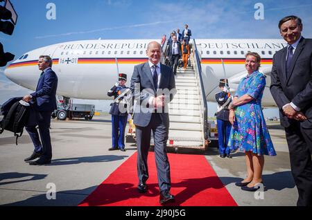 Amsterdam, Niederlande. 19.. Mai 2022. Bundeskanzler Olaf Scholz (SPD, M) geht am Flughafen Amsterdam Schiphol auf den roten Teppich. In Den Haag trifft sich die Kanzlerin mit dem niederländischen Ministerpräsidenten. Quelle: Kay Nietfeld/dpa/Alamy Live News Stockfoto