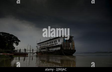 Guwahati, Indien. 19.. Mai 2022. Das NDRF-Boot parkte am Ufer des Brahmaputra-Flusses, als sich am 19. Mai 2022 dunkle Wolken am Himmel sammeln, in Guwahati. Quelle: David Talukdar/Alamy Live News Stockfoto