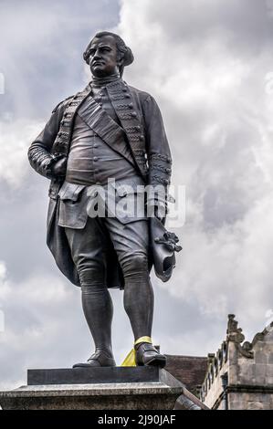 Straßenszene mit der Statue von Robert Clive, bekannt als Clive of India, dem ersten britischen Gouverneur von Indien, neben Shrewsbury's Old Market Hall Stockfoto