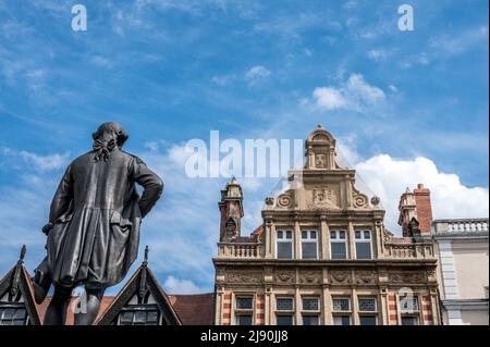 Bunte Straßenszenen auf dem Platz mit der Statue von Robert Clive, bekannt als Clive of India, neben der Old Market Hall und Pride Hill Stockfoto