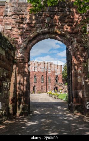 Das Bild zeigt den Eingang zum Außengelände von Shrewsbury Castle und der Festung, die im 11.. Jahrhundert vom englischen König Edward I. erbaut wurde Stockfoto