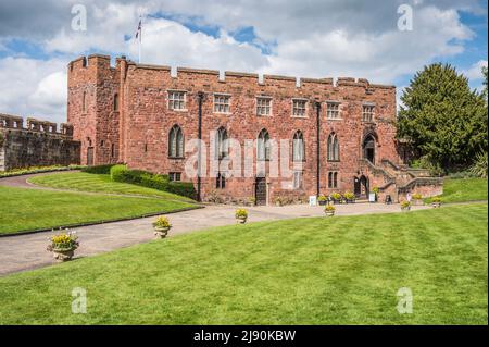 Das Bild zeigt das Außengelände von Shrewsbury Castle und der Festung, die im 11.. Jahrhundert vom englischen König Edward I. erbaut wurde Stockfoto