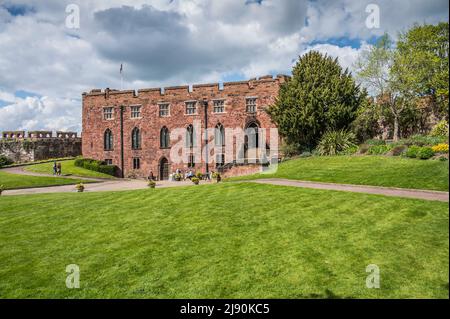 Das Bild zeigt das Außengelände von Shrewsbury Castle und der Festung, die im 11.. Jahrhundert vom englischen König Edward I. erbaut wurde Stockfoto