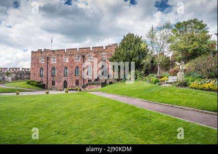 Das Bild zeigt das Außengelände von Shrewsbury Castle und der Festung, die im 11.. Jahrhundert vom englischen König Edward I. erbaut wurde Stockfoto