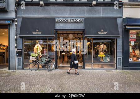 Ostend, Westflandern, Belgien, 10 26 2019 ältere Frauen, die am Scotch & Soda Fashion Retail Shop vorbeikommen Stockfoto