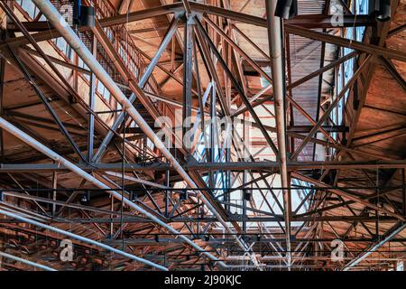 Vintage architektonischen industriellen Hintergrund. Decke, Dach und Beleuchtung des alten Fabrikgebäudes Stockfoto