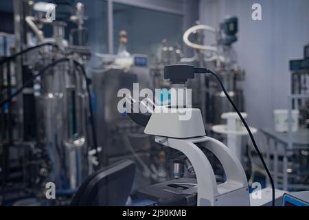 Transmissions-Elektronenmikroskop in einem wissenschaftlichen Labor. Forschung an hochfrequenten Funkelektronikkomponenten Stockfoto