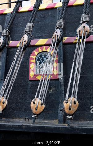 Takelage entlang des Rumpfes der 'Golden Hinde' - Nachbildung des ersten englischen Schiffes, das den Globus umkreist, unter der Leitung von Sir Francis Drake, London, England Stockfoto