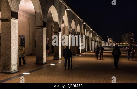 Ostend, Westflandern, Belgien, 10 26 2019 Menschen, die nachts an der Albert-I-Promenade durch die Königlichen Galerien von Ostend spazieren Stockfoto