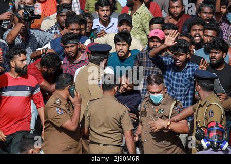 Colombo, Sri Lanka. 19.. Mai 2022. Studenten nehmen an einer Demonstration Teil, in der der Rücktritt von Sri Lankas Präsident Gotabaya Rajapaksa wegen der lähmenden Wirtschaftskrise gefordert wird. Quelle: Pacific Press Media Production Corp./Alamy Live News Stockfoto