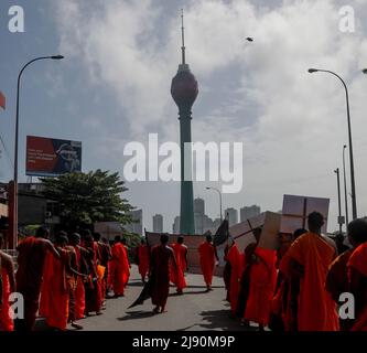 Colombo, Sri Lanka. 19.. Mai 2022. Studenten nehmen an einer Demonstration Teil, in der der Rücktritt von Sri Lankas Präsident Gotabaya Rajapaksa wegen der lähmenden Wirtschaftskrise gefordert wird. Quelle: Pacific Press Media Production Corp./Alamy Live News Stockfoto