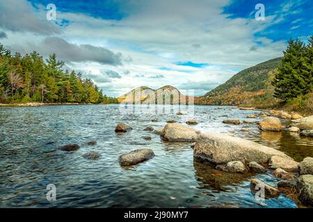 Landschaft mit Felsbrocken am Jordan Pond im Acadia National Park, Maine USA Stockfoto