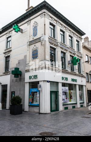 Ostend, Westflandern, Belgien, 10 26 2019 Fassade eines traditionellen lokalen Apothekers Stockfoto