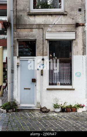 Ostend, Westflandern, Belgien, 10 26 2019 Fassade eines winzigen alten Hauses im traditionellen Stil Stockfoto