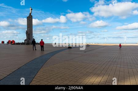 Ostend, Westflandern, Belgien, 10 26 2019 Einheimische Touristen, die während der Herbstferien über den Albert-I-Platz und die Promenade spazieren Stockfoto