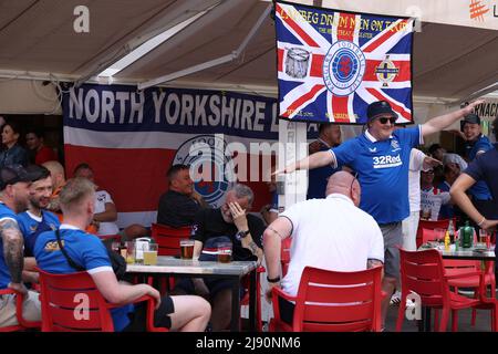 Sevilla, Spanien. 18.. Mai 2022. Rangers FC-Fans singen und feiern in den Straßen von Sevilla während des UEFA Europa League 2022 Finales - Eintracht vs Rangers, Fußball Europa League Spiel in Sevilla, Spanien, 18 2022. Mai Quelle: Independent Photo Agency/Alamy Live News Stockfoto