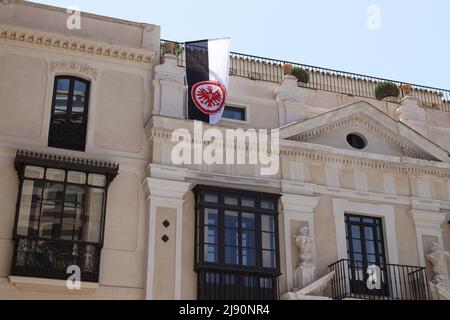 Sevilla, Spanien. 18.. Mai 2022. Eine Eintracht Frankfurt Flagge in Sevilla während des UEFA Europa League 2022 Finales - Eintracht vs Rangers, Fußball Europa League Spiel in Sevilla, Spanien, Mai 18 2022 Quelle: Independent Photo Agency/Alamy Live News Stockfoto