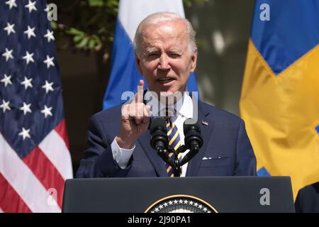 Washington, USA. 19.. Mai 2022. US-Präsident Joe Biden, die schwedische Premierministerin Magdalena Andersson und der finnische Präsident Sauli Niinistö halten am 19. Mai 2022 im Rosengarten des Weißen Hauses in Washington DC kurze Bemerkungen. (Foto von Oliver Contreras/Sipa USA) Quelle: SIPA USA/Alamy Live News Stockfoto