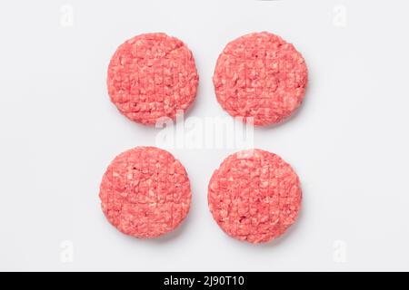 Burger-Patties, frittierfertig, Fleischschnitzel, isoliert auf weißem Hintergrund Stockfoto