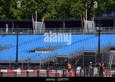 London, Großbritannien. 19. Mai 2022. Um den Buckingham Palace herum werden die Vorbereitungen für das Platin-Jubiläum der Königin fortgesetzt, das den 70.. Jahrestag der Thronbesteigung der Königin markiert. Vom 2.. Bis 5.. Juni findet ein spezielles, erweitertes Platinum Jubilee Weekend statt. Kredit: Vuk Valcic/Alamy Live Nachrichten Stockfoto