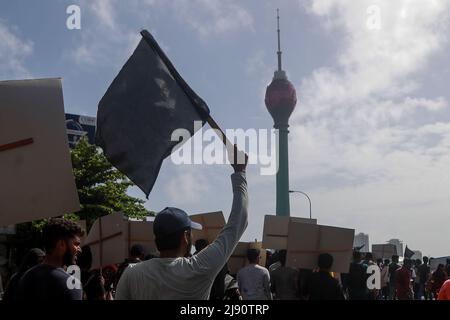 Colombo, Sri Lanka. 19.. Mai 2022. Studenten nehmen an einer Demonstration Teil, in der der Rücktritt von Sri Lankas Präsident Gotabaya Rajapaksa wegen der lähmenden Wirtschaftskrise gefordert wird. (Bild: © Amitha Thennakoon/Pacific Press via ZUMA Press Wire) Stockfoto