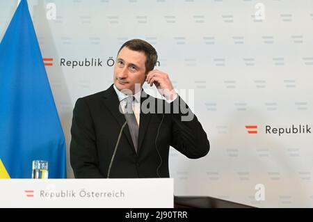 Wien, Österreich. 19.. Mai 2022. Pressekonferenz im Bundeskanzleramt mit dem Sondergesandten der Ukraine Oleksiy Tschernyschow. Thema: Vorbereitung des EU-Beitrittskandidaten der Ukraine Stockfoto