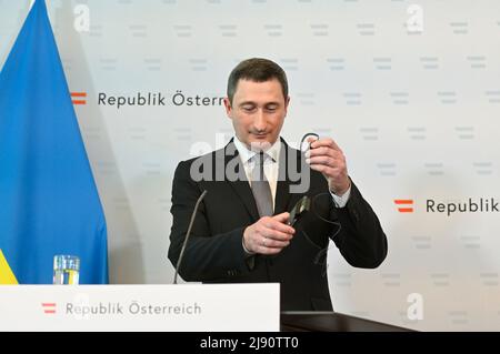 Wien, Österreich. 19.. Mai 2022. Pressekonferenz im Bundeskanzleramt mit dem Sondergesandten der Ukraine Oleksiy Tschernyschow. Thema: Vorbereitung des EU-Beitrittskandidaten der Ukraine Stockfoto