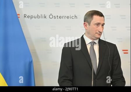 Wien, Österreich. 19.. Mai 2022. Pressekonferenz im Bundeskanzleramt mit dem Sondergesandten der Ukraine Oleksiy Tschernyschow. Thema: Vorbereitung des EU-Beitrittskandidaten der Ukraine Stockfoto