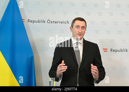 Wien, Österreich. 19.. Mai 2022. Pressekonferenz im Bundeskanzleramt mit dem Sondergesandten der Ukraine Oleksiy Tschernyschow. Thema: Vorbereitung des EU-Beitrittskandidaten der Ukraine Stockfoto