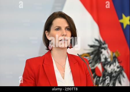 Wien, Österreich. 19.. Mai 2022. Pressekonferenz im Bundeskanzleramt mit Europaministerin Karoline Edtstadler. Thema: Vorbereitung des EU-Beitrittskandidaten der Ukraine Stockfoto