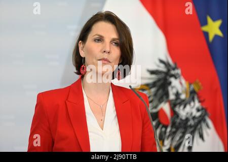 Wien, Österreich. 19.. Mai 2022. Pressekonferenz im Bundeskanzleramt mit Europaministerin Karoline Edtstadler. Thema: Vorbereitung des EU-Beitrittskandidaten der Ukraine Stockfoto