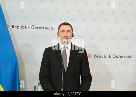 Wien, Österreich. 19.. Mai 2022. Pressekonferenz im Bundeskanzleramt mit dem Sondergesandten der Ukraine Oleksiy Tschernyschow. Thema: Vorbereitung des EU-Beitrittskandidaten der Ukraine Stockfoto