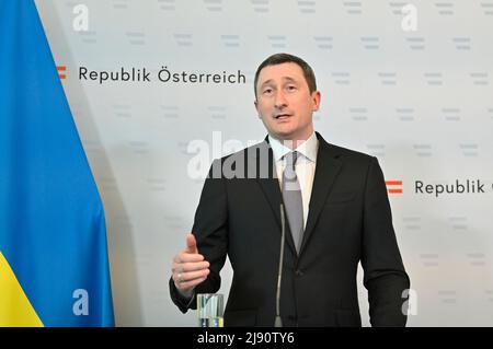 Wien, Österreich. 19.. Mai 2022. Pressekonferenz im Bundeskanzleramt mit dem Sondergesandten der Ukraine Oleksiy Tschernyschow. Thema: Vorbereitung des EU-Beitrittskandidaten der Ukraine Stockfoto