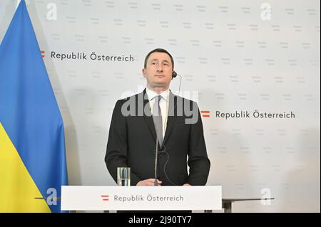 Wien, Österreich. 19.. Mai 2022. Pressekonferenz im Bundeskanzleramt mit dem Sondergesandten der Ukraine Oleksiy Tschernyschow. Thema: Vorbereitung des EU-Beitrittskandidaten der Ukraine Stockfoto