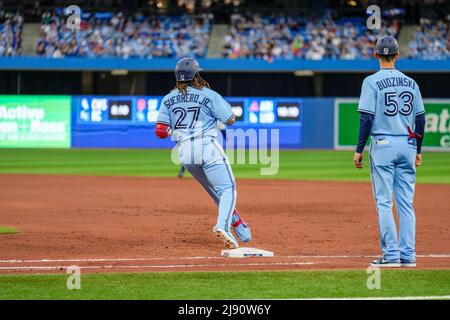 Der Toronto Blue Jay-Feldspieler Vladimir Guerrero Jr. (27) läuft während eines MLB-Spiels zwischen Seattle Mariners und Toronto Blue Jays im Rog zur ersten Basis Stockfoto