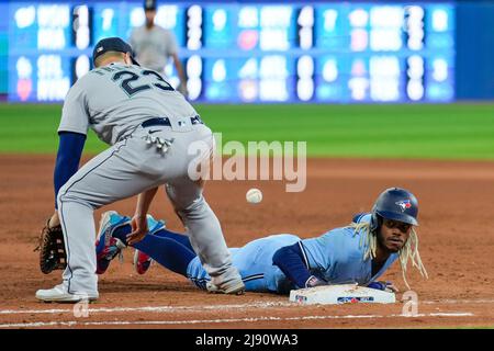 Seattle Mariner Infielder Ty France (23) versucht, den Toronto Blue Jay Outfielder Raimel Tapia (15) während eines MLB-Spiels zwischen Seattle Mariners und zu markieren Stockfoto