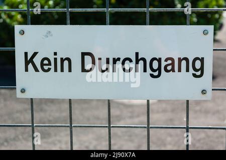 Eine Tafel mit der deutschen Inschrift kein Durchgang, englische Übersetzung Keine Passage Stockfoto