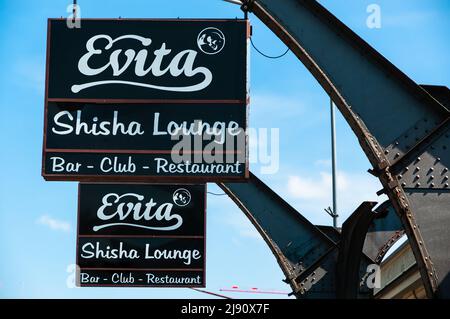 Aathal, Schweiz - 14. Mai 2022: Evita in Wetzikon ist eine Shisha-Lounge, eine Bar, in der Gäste Wasserpfeifen rauchen Stockfoto
