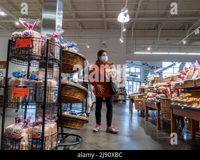 Mill Creek, WA USA - ca. April 2022: Ansicht einer Frau, die in der Bäckerei eines Town and Country Lebensmittelgeschäftes einkauft. Stockfoto