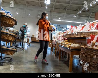 Mill Creek, WA USA - ca. April 2022: Ansicht einer Frau, die in der Bäckerei eines Town and Country Lebensmittelgeschäftes einkauft Stockfoto