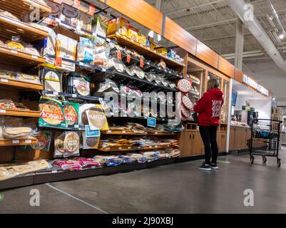 Mill Creek, WA USA - ca. April 2022: Ansicht einer Frau, die in der Bäckerei eines Town and Country Lebensmittelgeschäftes einkauft Stockfoto