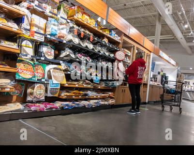 Mill Creek, WA USA - ca. April 2022: Ansicht einer Frau, die in der Bäckerei eines Town and Country Lebensmittelgeschäftes einkauft Stockfoto