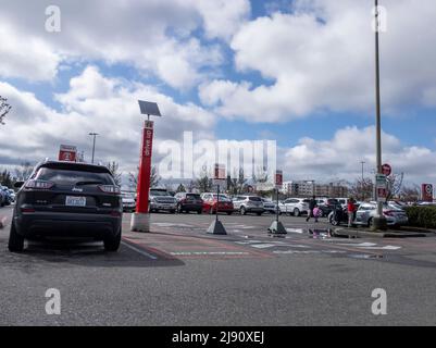 Lynnwood, WA USA - ca. März 2022: Abgewinkelte Ansicht des Parkplatzes für Online-Bestellungen in einem Target-Einzelhandel und Lebensmittelgeschäft. Stockfoto