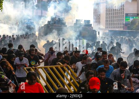 Colombo, Sri Lanka. 19.. Mai 2022. Universitätsstudenten nehmen an einer Demonstration Teil, die den Rücktritt von Sri Lankas Präsident Gotabaya Rajapaksa wegen der lähmenden Wirtschaftskrise des Landes in Colombo, Sri Lanka, am 19. Mai 2022 fordert. (Foto von Pacific Press/Sipa USA) Quelle: SIPA USA/Alamy Live News Stockfoto