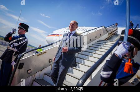 Amsterdam, Niederlande. 19.. Mai 2022. Bundeskanzler Olaf Scholz geht die Gangway am Flughafen Amsterdam Schiphol entlang. In Den Haag trifft die Kanzlerin den niederländischen Premierminister. Quelle: Kay Nietfeld/dpa/Alamy Live News Stockfoto