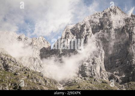 Wolkenbedeckte imposante Berge in Leutasch bei Seefeld in Tirol Stockfoto