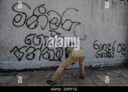 Colombo, Sri Lanka. 19.. Mai 2022. Universitätsstudenten nehmen an einer Demonstration Teil, die den Rücktritt von Sri Lankas Präsident Gotabaya Rajapaksa wegen der lähmenden Wirtschaftskrise des Landes in Colombo, Sri Lanka, am 19. Mai 2022 fordert. (Foto von Pacific Press/Sipa USA) Quelle: SIPA USA/Alamy Live News Stockfoto