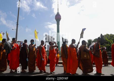 Colombo, Sri Lanka. 19.. Mai 2022. Universitätsstudenten nehmen an einer Demonstration Teil, die den Rücktritt von Sri Lankas Präsident Gotabaya Rajapaksa wegen der lähmenden Wirtschaftskrise des Landes in Colombo, Sri Lanka, am 19. Mai 2022 fordert. (Foto von Pacific Press/Sipa USA) Quelle: SIPA USA/Alamy Live News Stockfoto