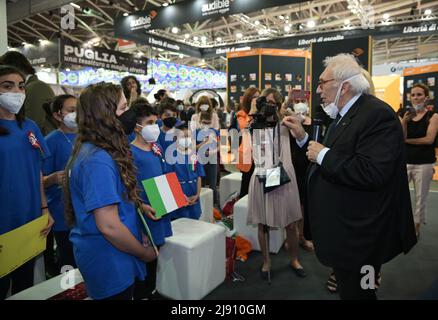 Turin, Italien. 19.. Mai 2022. Turin, Italien Internationale Buchmesse XXXIII Ausgabe institutionelle Einweihung mit Rede von Patrizio Bianchi Minister für Bildung, der einige Schüler trifft, die mit dem Minister sprechen und singen mit ihm die italienische Nationalhymne auf dem Foto: Patrizio Bianchi Minister für Bildung mit Schülern Kredit: Independent Photo Agency/Alamy Live News Stockfoto